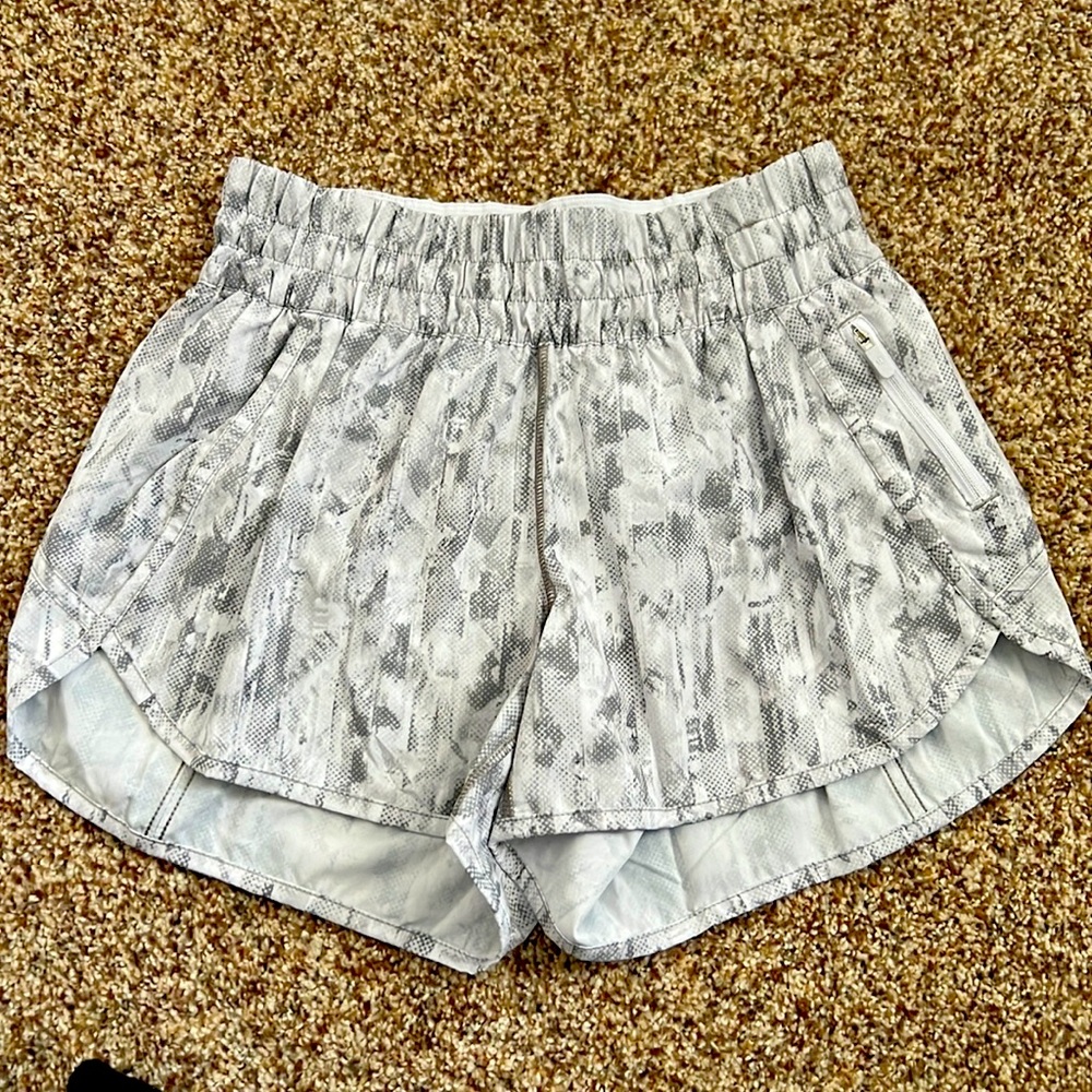 Lululemon Tracker LR Short 4 inch size 6. New without tags. Smoke free home.